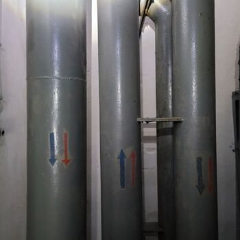 Už se setmělo venku je úplněk.