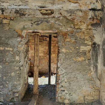 Rozpadlý domek v Praze