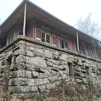 Co to bylo? Tábor nebo lovecký zámeček...