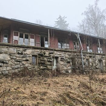 Co to bylo? Tábor nebo lovecký zámeček...