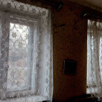 OPUŠTĚNÝ DOMEK U HLAVNÍ SILNICE