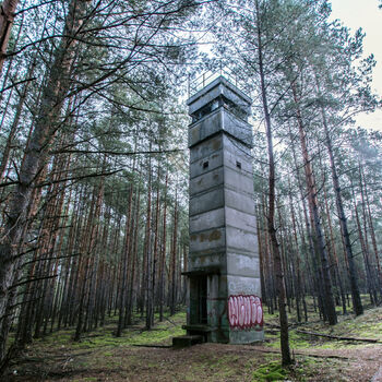 Velitelské stanoviště, bunkry a otevřené pozice s opravdu skvělými graffiti