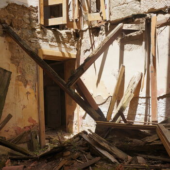 Kirche neben einer verlassenen Villa Sardinien 2021