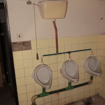 Abdeckung unter der Waggonfabrik