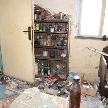 Opuštěný venkovský statek.