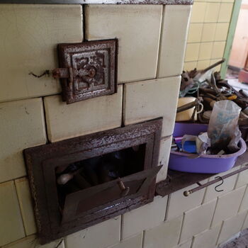 Hájovna ve stráni.