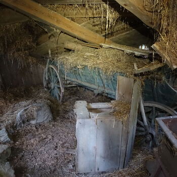 Další chátrající statek