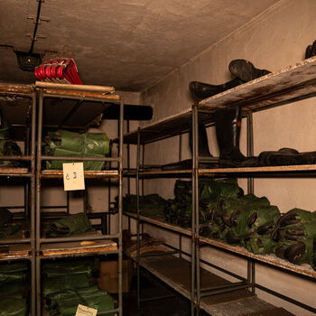 Zachovalý kryt s telefony