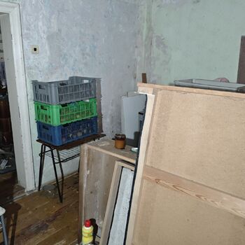 Why did they abandon it? An abandoned, well-preserved farmer's house...