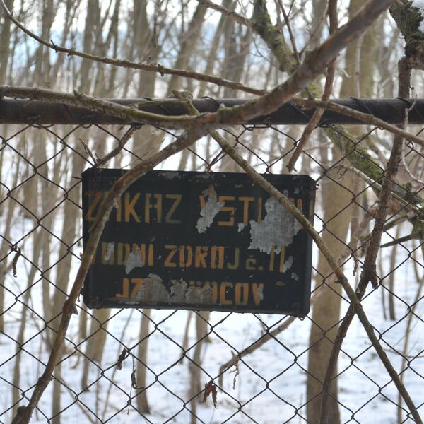 Budova u vodního zdroje