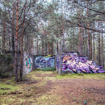 Velitelské stanoviště, bunkry a otevřené pozice s opravdu skvělými graffiti