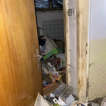 šatní skříň nábytek vybavení