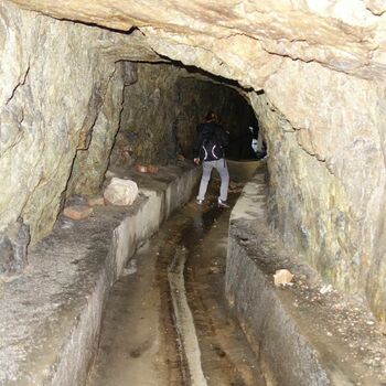 tunel chodba průchod cesta skála kámen