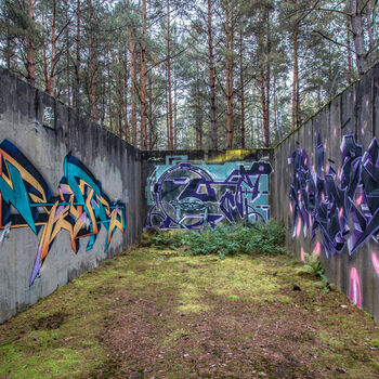 Velitelské stanoviště, bunkry a otevřené pozice s opravdu skvělými graffiti